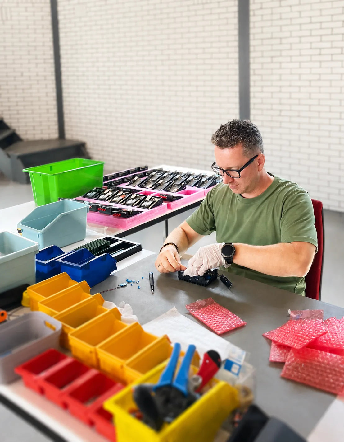 MiniDis assembly specialist configuring mini-PC systems in Sassenheim